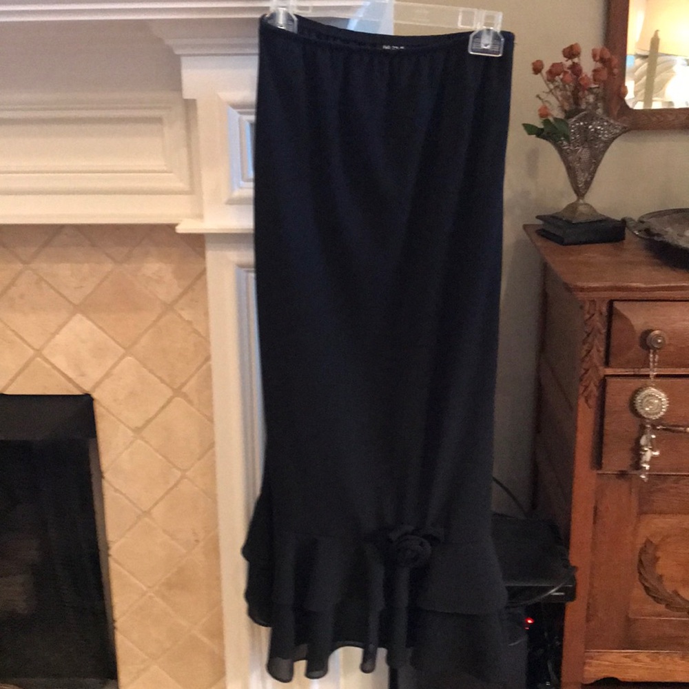 Long skirt - black- crepe light fabric - lines